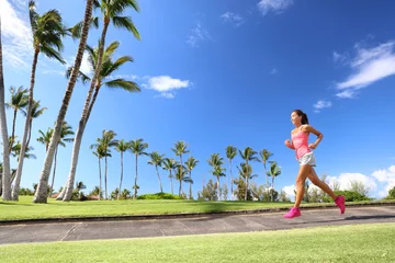 Papier Peint photo autocollant Jogging Fille jogging dans le parc vivant un été actif. Femme de coureur courant sur le trottoir, mode de vie sain.