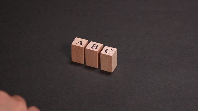 アルファベットを並べる女性の手