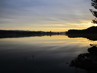 Fototapeta na wymiar The sunrise over the mountains lake
