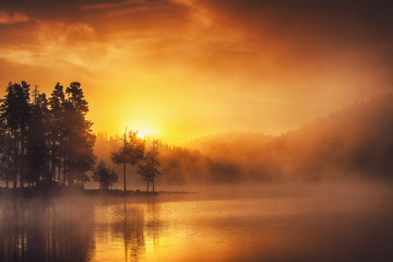 Morgennebel auf dem See, Sonnenaufgangsaufnahme