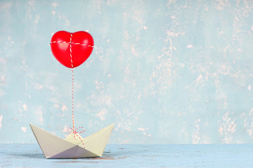 romantisch - Papierboot mit Herz