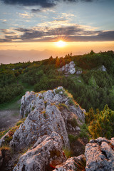 Fototapeta premium Górska dolina podczas wschodu słońca. Naturalny letni krajobraz na Słowacji