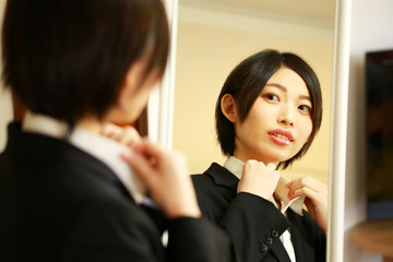 準備するスーツの女性