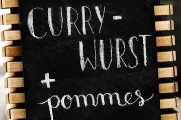 Currywurst und Pommes Werbetafel Imbissbude