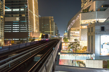 Obraz premium Skyscraper and Skytrain at the Sukhumvit road in the Pathum Wan district of Bangkok
