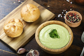 Obraz na płótnie Canvas broccoli cream soup with biscuits