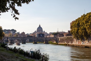 Blick über den Tiber auf den Petersdom