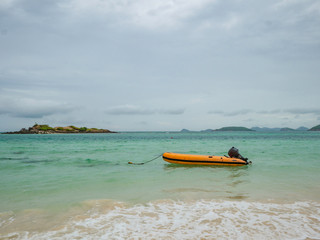 Naklejka premium Rubber boat on the idyllic ocean
