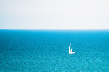 Obraz premium denizde yüzen yelkenli