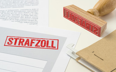 Roter Stempel auf Unterlagen - Strafzoll