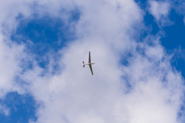 Wolken mit Segelflugzeug