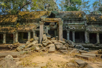 Fototapeta na wymiar Broken ruin in ta prohm temple area in siem reap cambodia