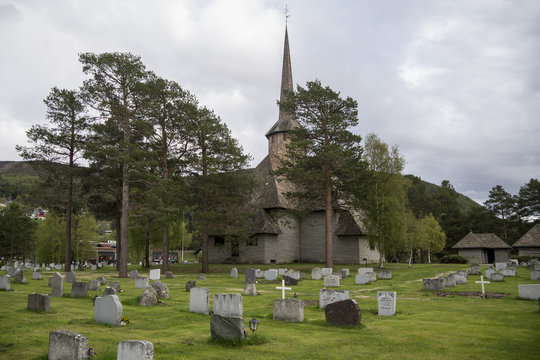 IGLESIA Y CEMENTERIO DE DOMBAS