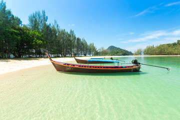 Fototapeta premium White sand beach and Long-tail boat at Kham-Tok Island (koh-kam-tok), The beautiful sea Ranong Province, Thailand.