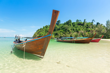 Fototapeta premium White sand beach and Long-tail boat at Kham-Tok Island (koh-kam-tok), The beautiful sea Ranong Province, Thailand.