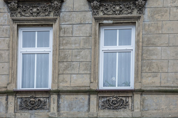 Fototapeta na wymiar okna kamienicy