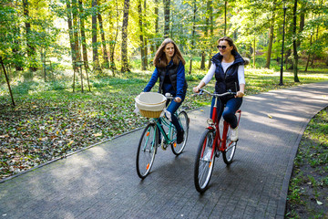 Fototapeta premium Healthy lifestyle - people riding bicycles in city park