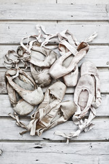 Fotografia di vecchie e usate scarpette da ballo danza classica.
