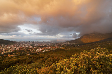 luci e ombre durante un tramonto a citta' del capo