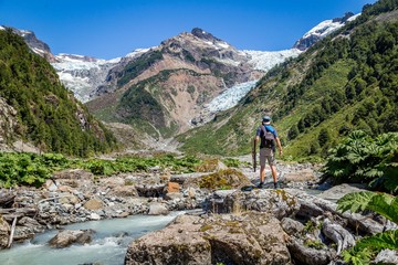 Naklejka premium Homme sur pierre randonnée en Patagonie Glacier Yelcho Chili sport aventure