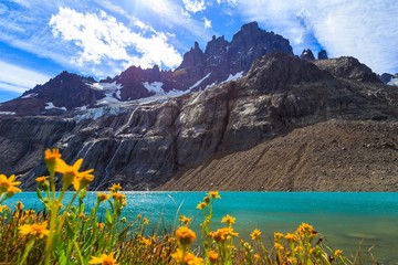Cerro Castillo Chili Montagne Paysage neige ciel bleu nuages