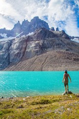 Lac Turquoise du Chili avec randonneur paysage Cerro Castillo Parc National Circuit Trek