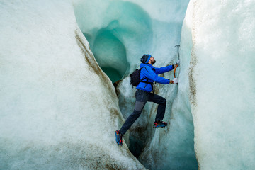 Homme sur Glacier " Glaciar Exploradores en Patagonie au Chili pic aventure froid