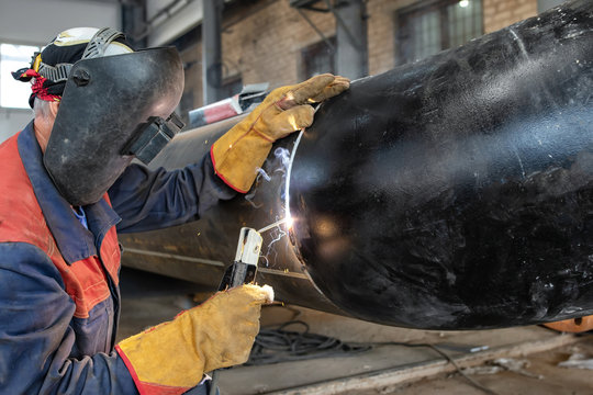 Welding of the tap to the pipe by means of manual arc welding, melting electrode