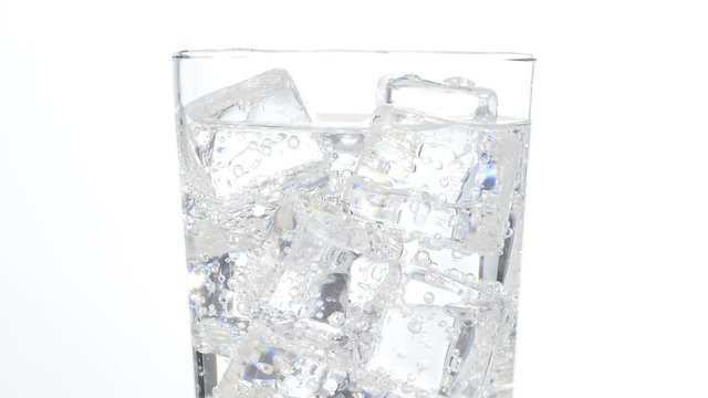 Agua con gas en un vaso con hielos