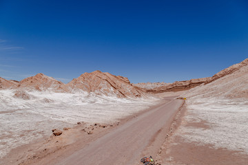 Fototapeta na wymiar Route Chemin de la Vallée de la lune au Chili Désert d'Atacama paysage lunaire volcans