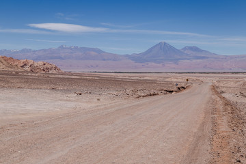 Route de la Vallée de la lune au Chili Désert d'Atacama paysage lunaire volcans