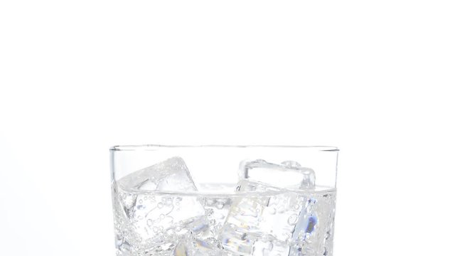 Agua con gas en un vaso con hielos