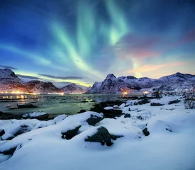 Foto auf Acrylglas Aurora borealis auf den Lofoten, Norwegen. Grüne Nordlichter über Bergen. Nachthimmel mit Polarlichtern. Nachtwinterlandschaft mit Aurora und Reflexion auf der Wasseroberfläche. © biletskiyevgeniy.com