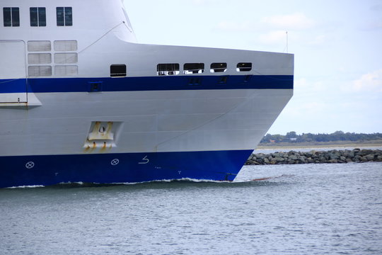 bugwelle vor einem schiff