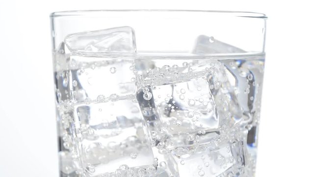 Agua con gas en un vaso con hielos
