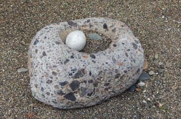 Каменное гнездо с каменным яйцом