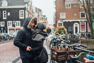 guy and girl in the street in the rain - obrazy, fototapety, plakaty