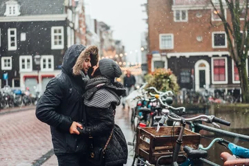 Crédence de cuisine en verre imprimé Amsterdam guy and girl in the street in the rain
