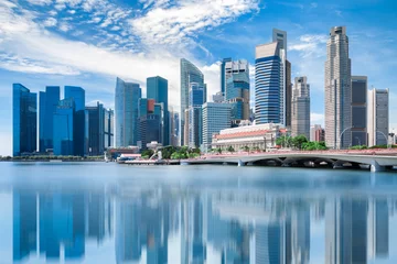 Crédence de cuisine en verre imprimé Singapour Paysage de la ville de Singapour au ciel bleu du jour. Quartier des affaires du centre-ville avec vue sur la baie de Marina. Paysage urbain de gratte-ciel