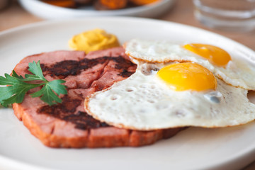 Leberkäse Fleischkäse Frühstück Essen mit Spiegel Ei in der Pfanne angebraten