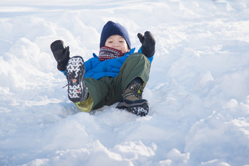 Fototapeta na wymiar Asian child sliding on snow