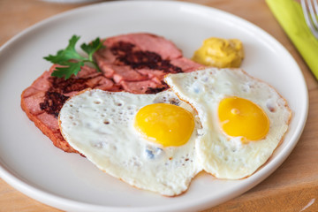 Leberkäse Fleischkäse Frühstück Essen mit Spiegel Ei in der Pfanne angebraten