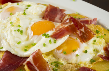 Huevos fritos con jamón