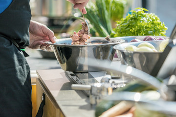 Koch in der Küche Kocht Leckeres Essen 