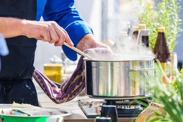 Koch in der Küche Kocht Leckeres Essen 