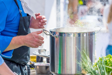 Koch in der Küche Kocht Leckeres Essen 