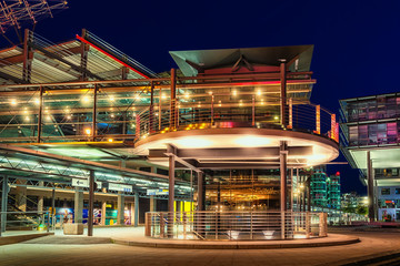 Fahrstuhl und Gangway am Stuttgarter Flughafen bei Nacht