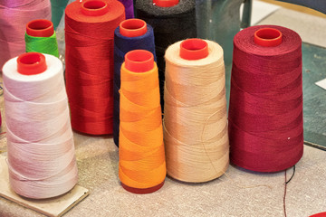 Gomitoli di filo colorato