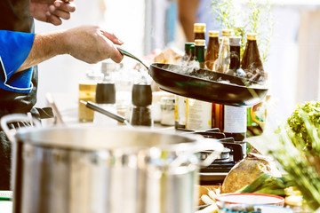 Koch in der Küche Kocht Leckeres Essen 