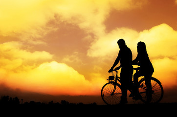 Fototapeta na wymiar Silhouette of sweet couple in love happy time in beautiful sunset